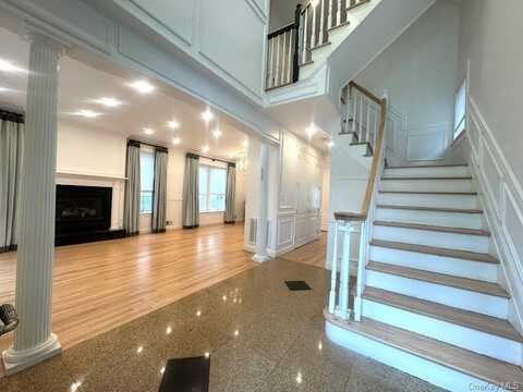 1a Floyd Place, Great Neck, NY 11024