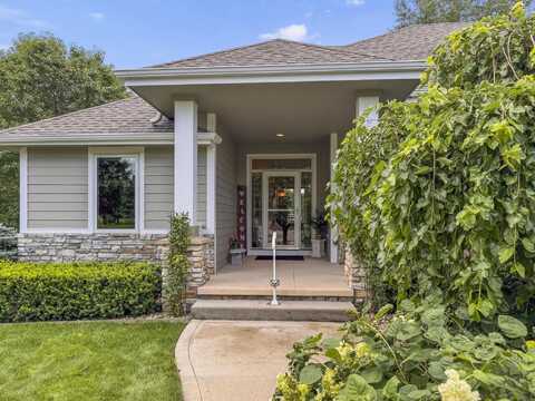242 E SAWGRASS TRL, Dakota Dunes, SD 57049