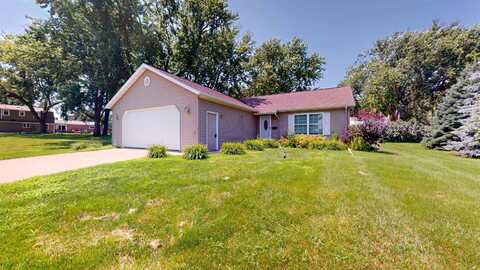 100 Maple Road, Cleghorn, IA 51014