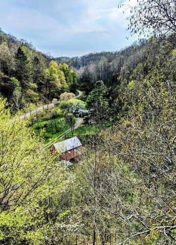 910 Straight Creek, Walton, WV 25286