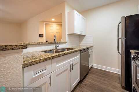 2906 S University Dr, Davie, FL 33328