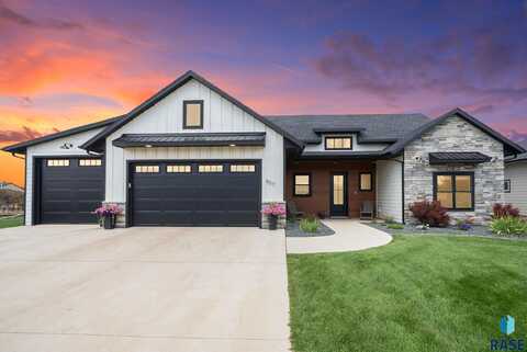 907 Sundance St, Valley Springs, SD 57068