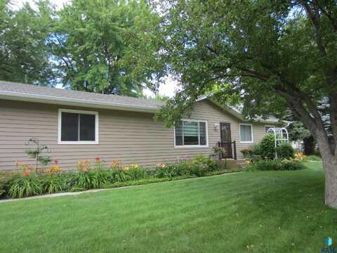 6512 W Essex Dr, Sioux Falls, SD 57106