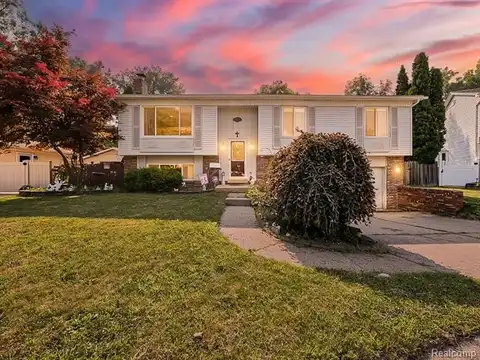 900 Surrey Heights, Northville, MI 48186