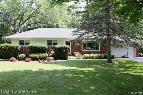 483 Rochdale Drive S, Rochester Hills, MI 48309
