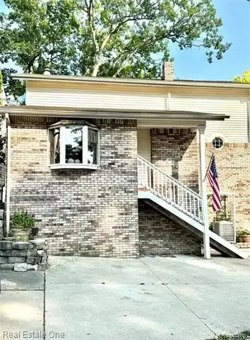 423 Shady Oaks Street, Lake Orion, MI 48362
