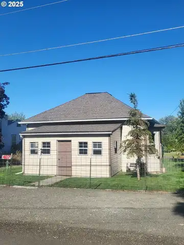407 SW FOURTH ST, Grass Valley, OR 97029