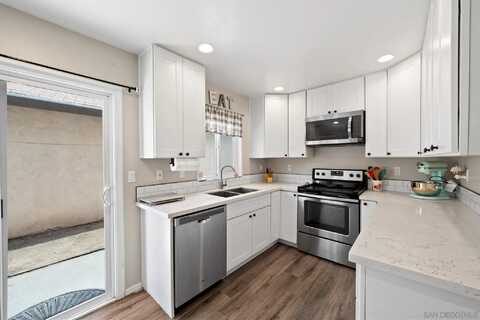 9560 Frank Way, Santee, CA 92071