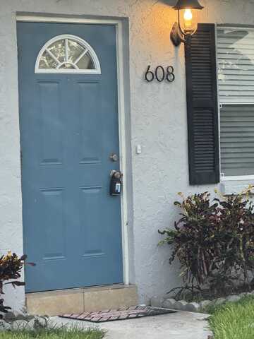608 SW 8th Court, Delray Beach, FL 33444