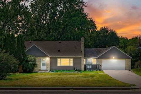 2777 Oxford Street N, Roseville, MN 55113