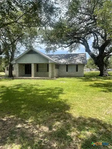 1402 Moss Lane, Cuero, TX 77954