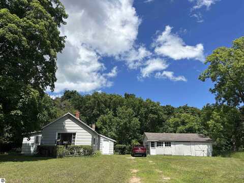 232 W Burdickville Road, Maple City, MI 49664