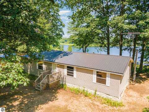 5696 S Lake Shore Drive, Remus, MI 49340