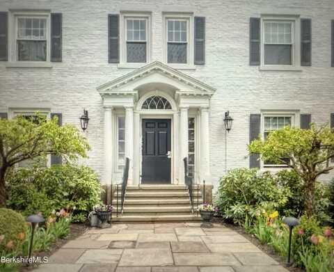 33 Maplewood Ave, Pittsfield, MA 01201