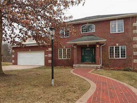 1718 Timber Hills Dr, Coralville, IA 52241