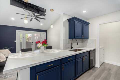 623 W GUADALUPE Road, Mesa, AZ 85210