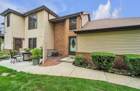 8127 S Legend Dr, Franklin, WI 53132