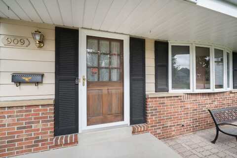 909 S 110th St, West Allis, WI 53214