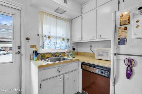 72 Dorchester Drive, Lakewood, NJ 08701