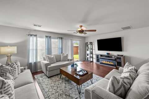 7641 Rainbow Creek Drive, Fort Worth, TX 76123