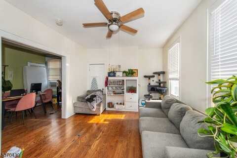 386 S 9Th St, Newark, NJ 07103