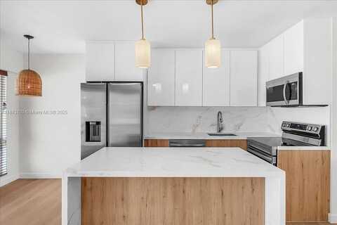2716 NE 30th Pl, Fort Lauderdale, FL 33306