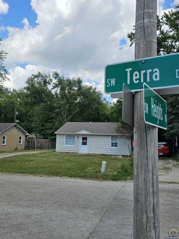 200 SW Terra DR, Topeka, KS 66609