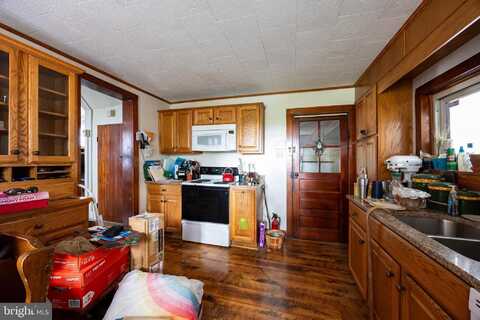 3724 HAMMONDS MILL ROAD, HEDGESVILLE, WV 25427