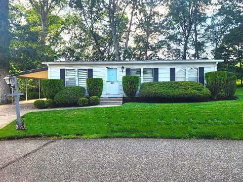 1407 Middle Road, Calverton, NY 11933