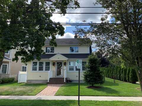 82 Hillside Avenue, Manhasset, NY 11030