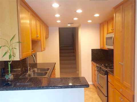 5800 Owensmouth Avenue, Woodland Hills, CA 91367