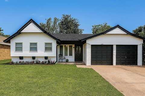 118 NE 10th St, Moore, OK 73160