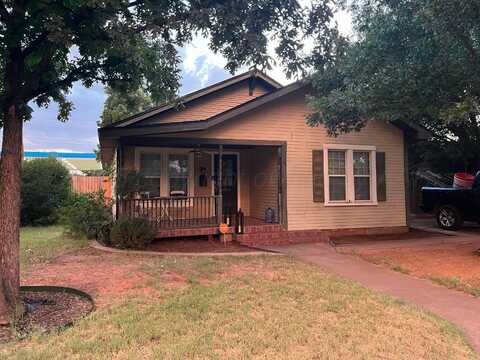 604 Avenue E NW, Childress, TX 79201