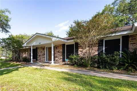 902 Newhall Street, Beeville, TX 78102
