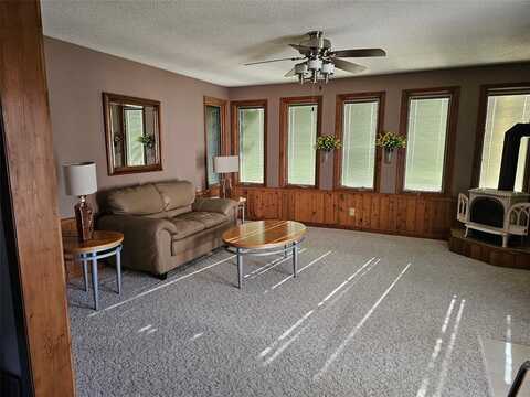 41 Williams Circle, Hills, IA 52235
