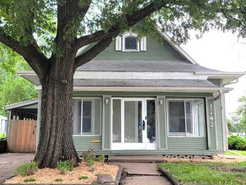 1742 E Walnut Street, Des Moines, IA 50316