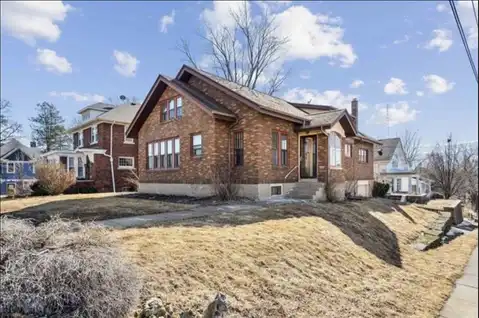 1098 W 5th, Dubuque, IA 52001