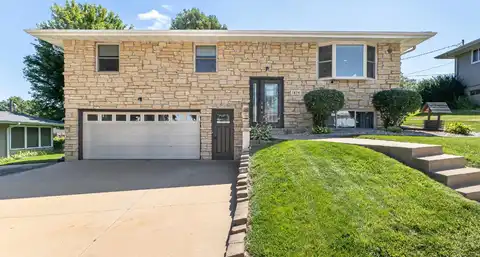 1874 Vizaleea, Dubuque, IA 52002