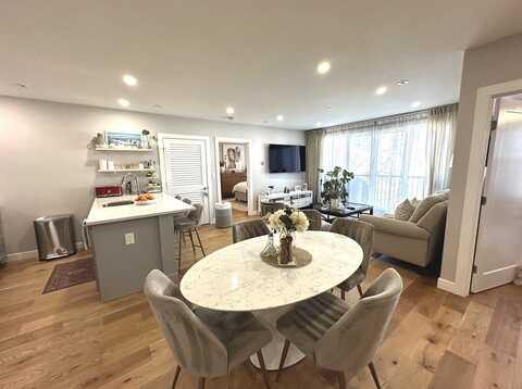 10 Everett 304, Boston, MA 02128