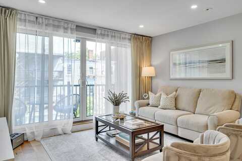 10 Everett 304, Boston, MA 02128