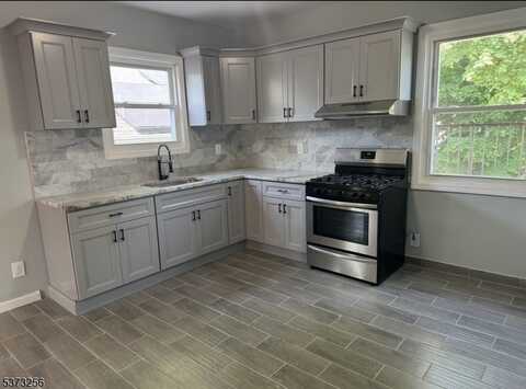 157 3Rd St, Newark, NJ 07107