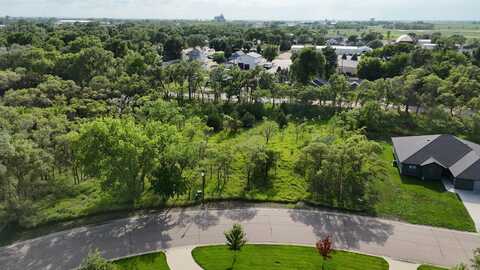 S Cir Dr, Huron, SD 57350