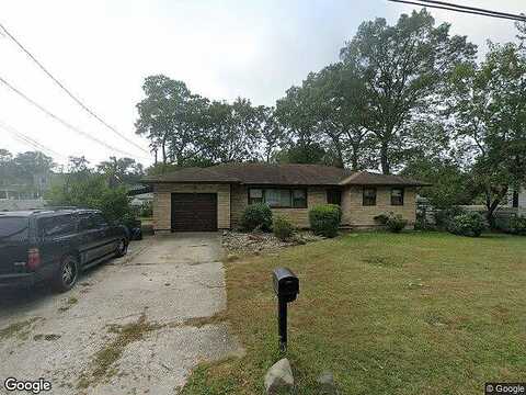 Columbia St, West Babylon, NY 11704