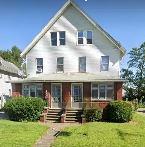 Sexton St, Struthers, OH 44471