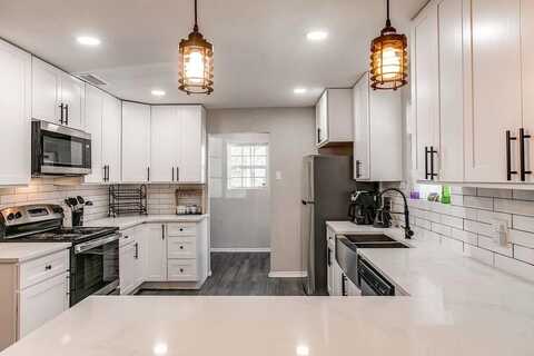 Carolyn, DENTON, TX 76208