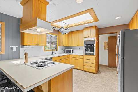 Manor, YAKIMA, WA 98901