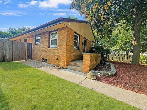 90Th, MILWAUKEE, WI 53225
