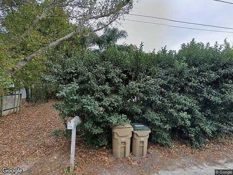 Close, MOUNT DORA, FL 32757