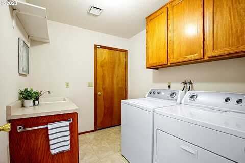 Twisted Pines, GRANTS PASS, OR 97527