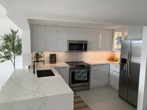 2555 Collins Ave, Miami Beach, FL 33140
